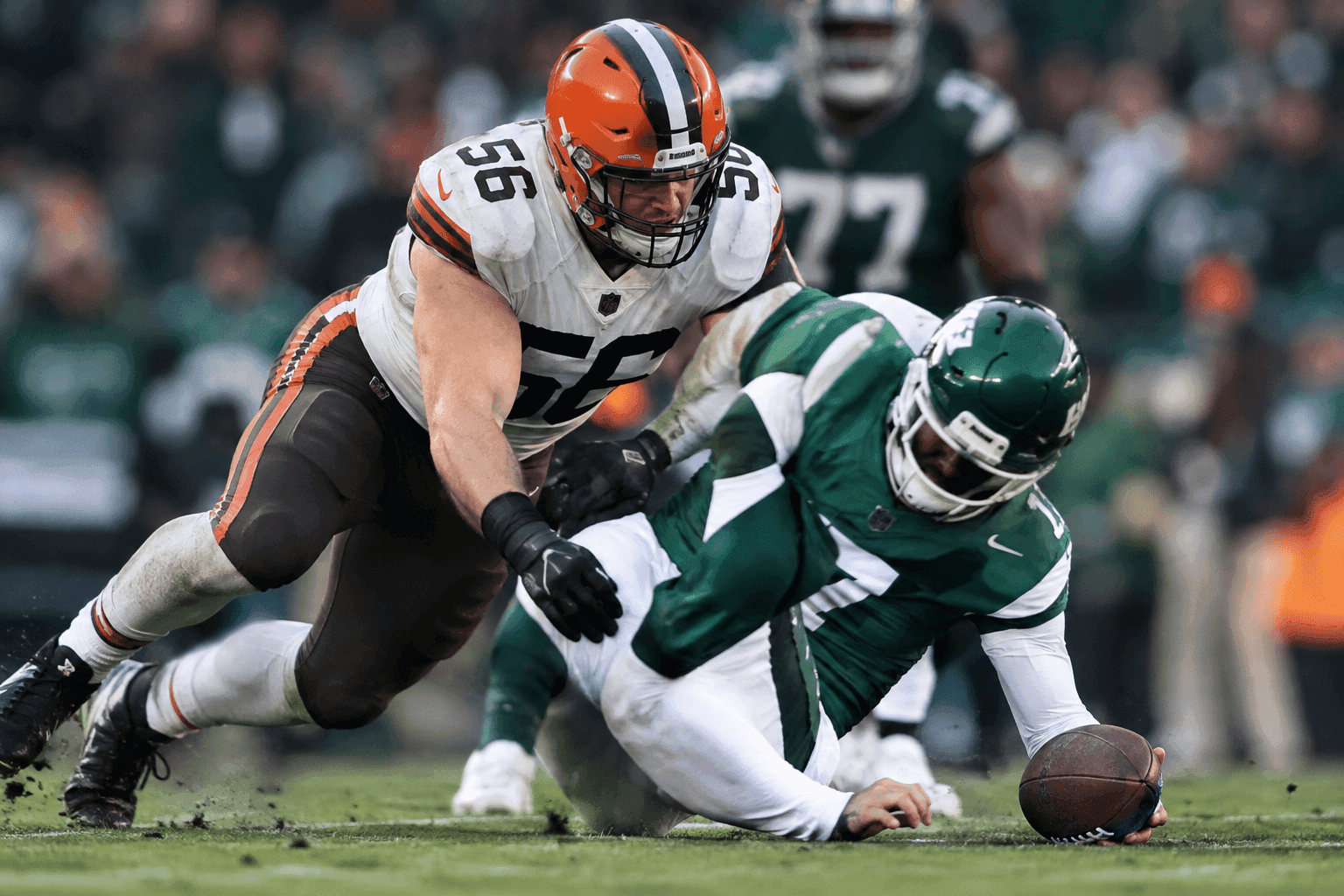 Editorial sports image for Browns LB Carson Schwesinger Strip-Sacks Geno Smith on a Sprained Ankle